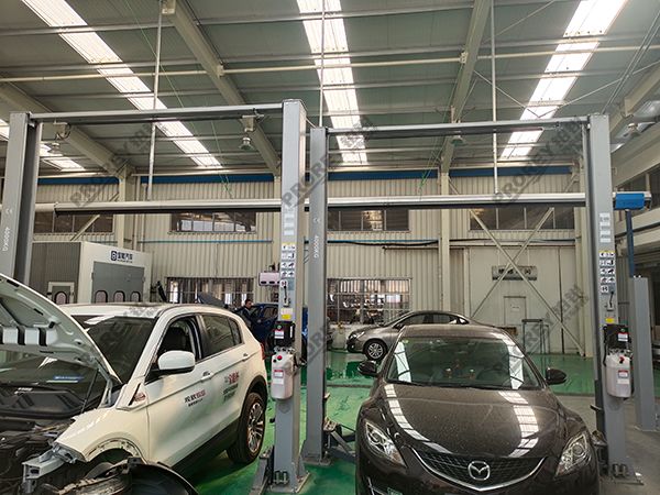 山東寶能4S店-寶能煙臺(tái)機(jī)場(chǎng)路店-龍門(mén)舉升機(jī)2