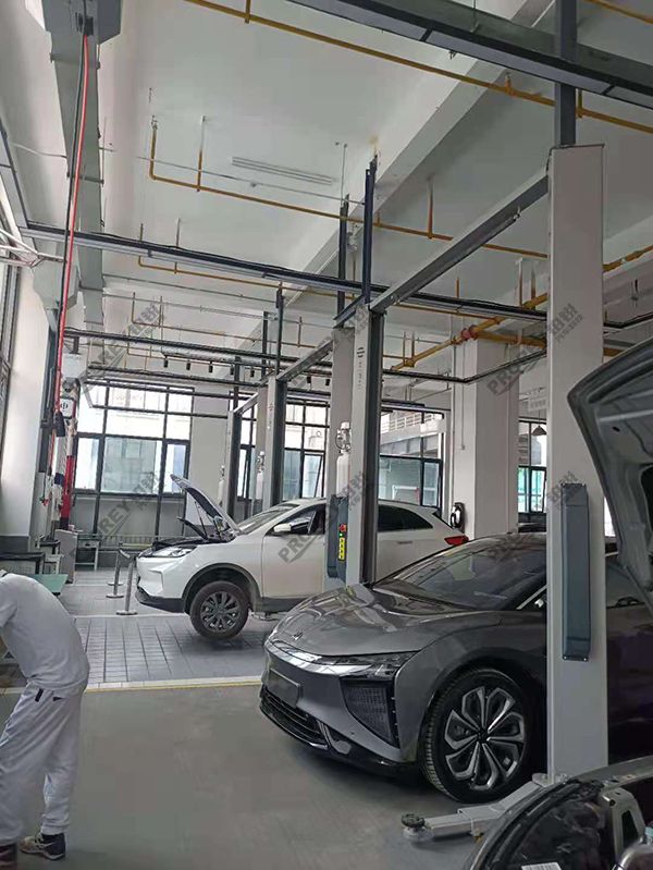 湖北華人運通4S店-華人運通武漢直營店-龍門舉升機