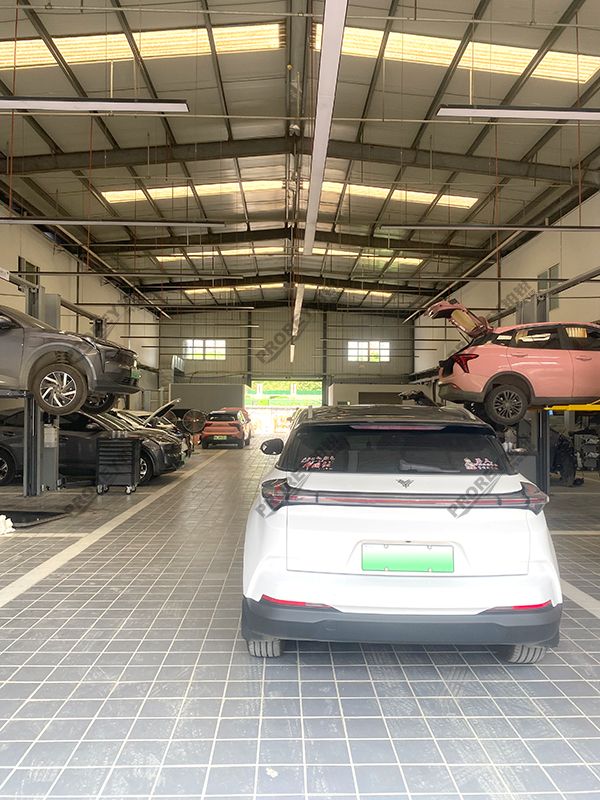 湖北哪吒4S店-武漢哪吒汽車-維修車間02