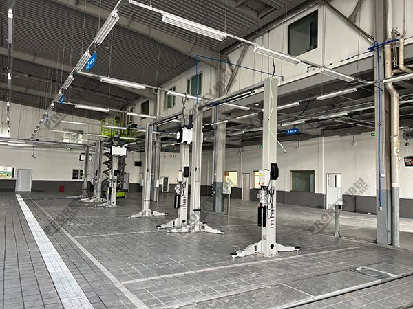 浙江小鵬4S店-蕭山小鵬項目中意泰達(dá)龍門舉升機(jī)