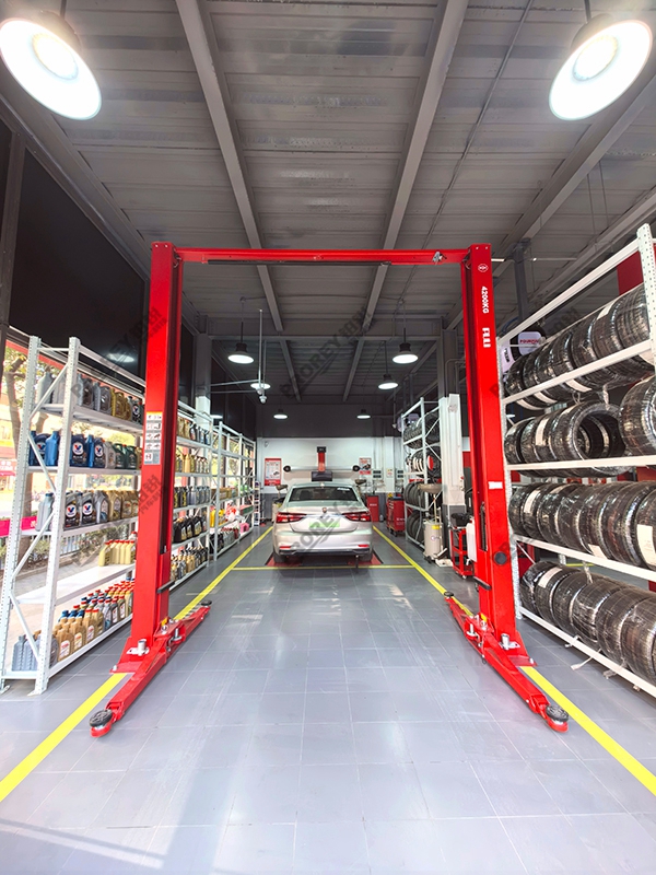 上海途虎養(yǎng)車-寶山途虎龍門(mén)舉升機(jī)