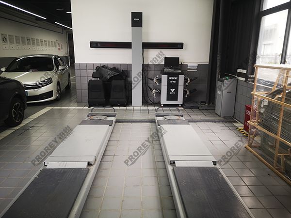 廣東哪吒4S店-東莞寮步國(guó)際汽車城直營(yíng)店-四輪定位儀